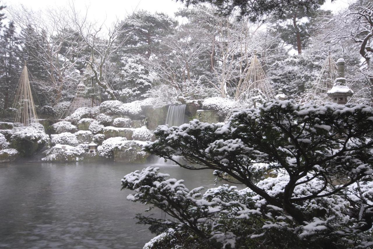 Suimeikan Gero Εξωτερικό φωτογραφία A view of the park in winter