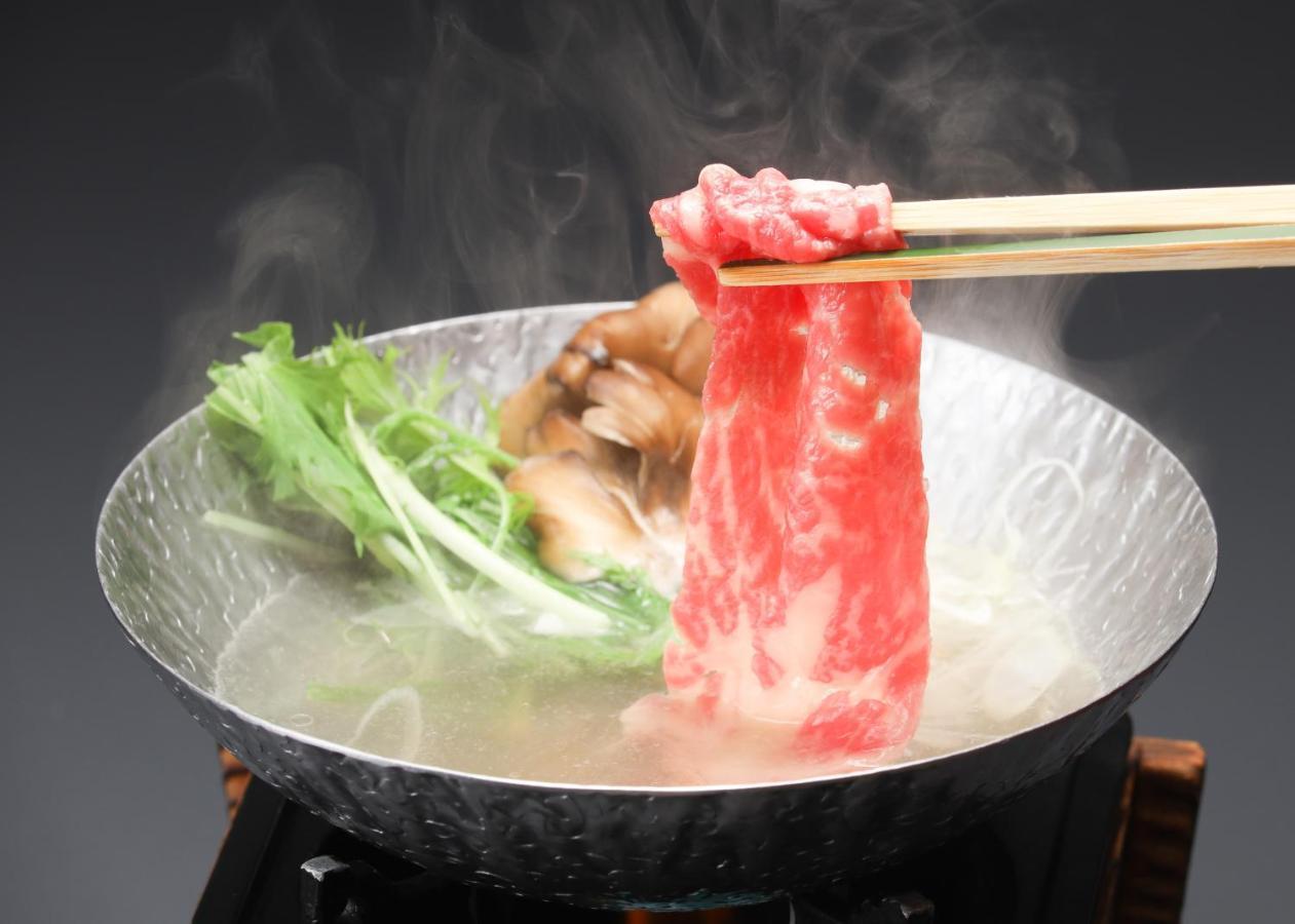 Suimeikan Gero Εξωτερικό φωτογραφία A piece of Kobe beef being cooked in a pot