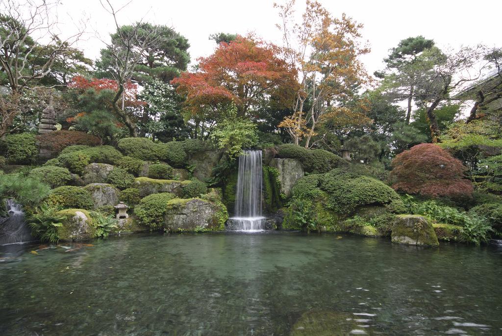 Suimeikan Gero Εξωτερικό φωτογραφία A waterfall in the garden