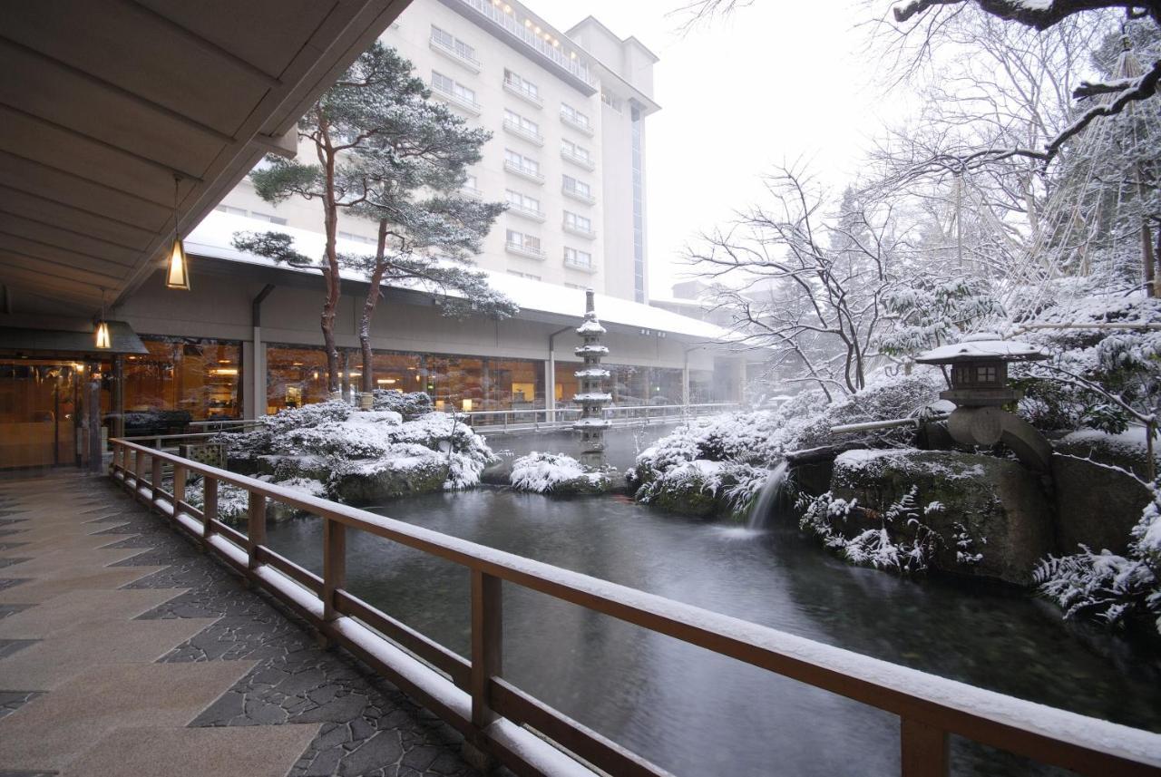 Suimeikan Gero Εξωτερικό φωτογραφία A view of the outdoor onsen at the hotel